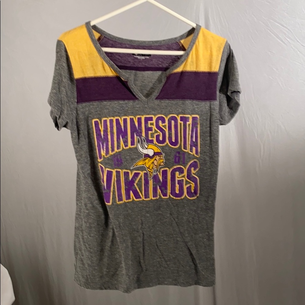 Vikings Plunging V-Neck T-Shirt L